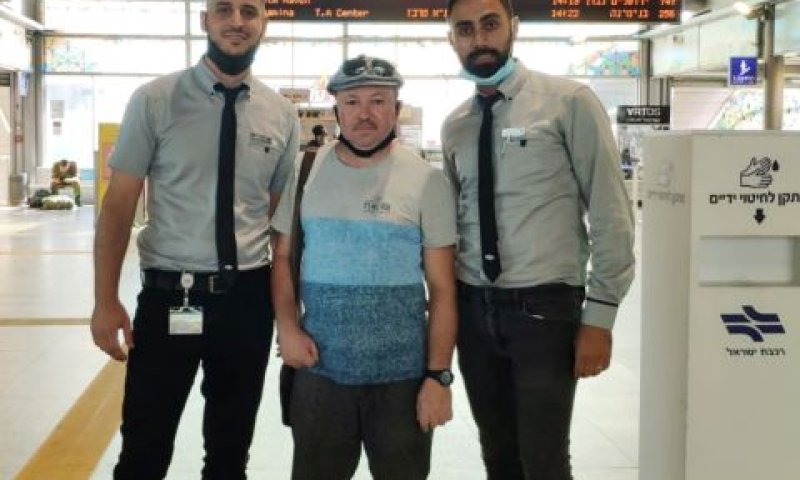 מנהל המשמרת עוז יחזקאל, הנוסע ליאוניד, מנהל המשמרת מתן חג'ג' [צילום: רכבת ישראל]