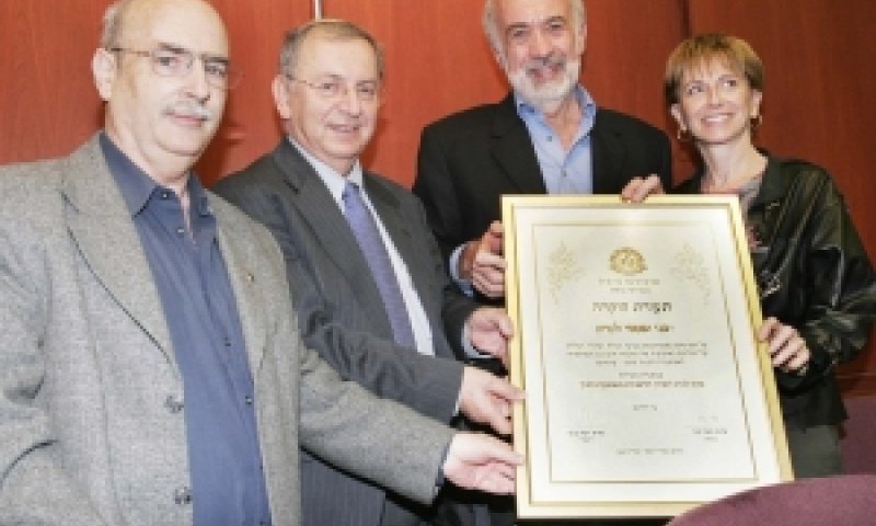 מימין לשמאל: פטסי ובני לנדא, ופרופ' קוה ומניס [צילום: יוני רייף]