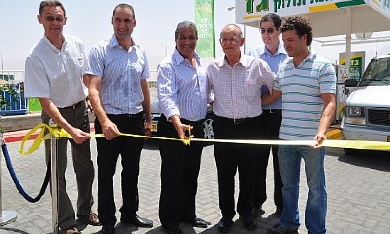 ראש עיריית אילת, מאיר יצחק הלוי ומנכ"ל דור אלון גז, אלי משגב [צילום: יח"צ]