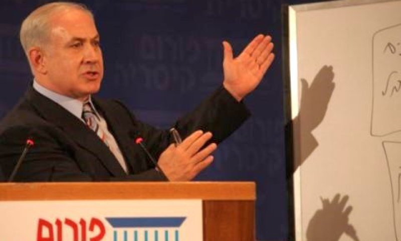 נתניהו והלוח [צילום: פלאש 90]