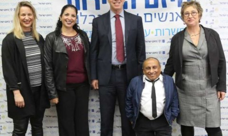 אביטל סנדלר-לף, מנהלת אגף "מעבר למוגבלות" בג'וינט ישראל עו"ד איתן עמרם, לשכת עורכי הדין שר השיכון יואב גלנט שירה רודרמן, מנכ"לית קרן משפחת רודרמן ד"ר סיגל שלח, משנה למנכ"ל ג'וינט ישראל [צילום: יוסי זמיר]
