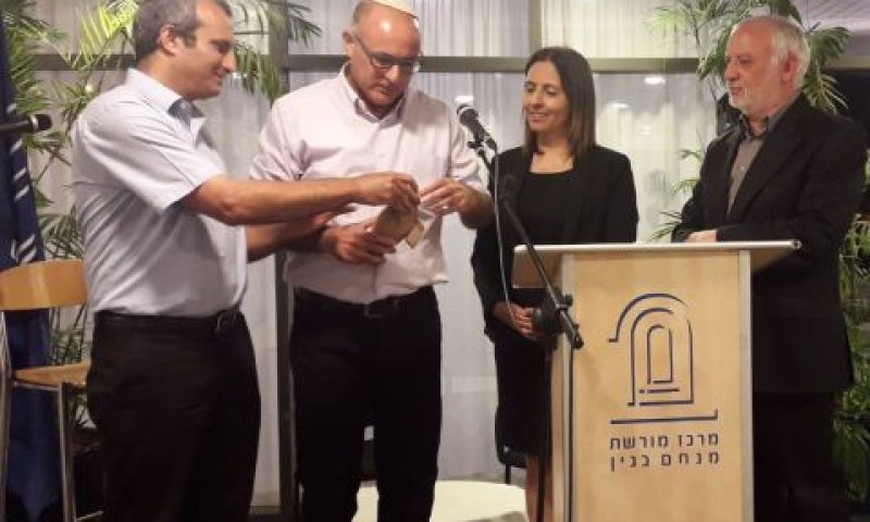השרה גילה גמליאל מקבלת רפרודוקציה של כד עתיק שנמצא בשילה הקדומה ממנכ"ל מועצת יש"ע יגאל דילמוני ומיו"ר מועצת יש"ע חננאל דוראני. מימין: הרצל מקוב