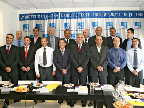 למעלה מימין: רועי ורמוס, פסגות, יובל גביש, פריזמה, דן ללוז, מגדל, תמיר פורת, כלל פיננסים בטוחה, שמואל פרנקל, אפסילון, צבי לובסקי, אי.בי.אי, יורם גבאי, פעילים, גדי גרינשטיין, גאון שוקי הון. למטה מימין: סמי בבקוב, הראל-פיא, גיורא סרצ'נסקי, ישיר, דוד ברוך, אקסלנס נשואה, האורח ד"ר יוסי בכר, ראובן קובנט, דן אנד ברדסטריט, שמעון אלקבץ, הראל פיננסים, אריק שטיינברג, פסגות, יהודה בן-אסייג, מנורה מבטחים [צילום: קובי קנטור]
