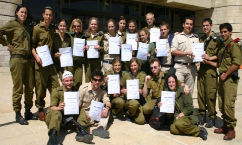חיילים מתגיירים. החרדים מתנגדים [צילום: יצחק אלהרר, סקופ 80]