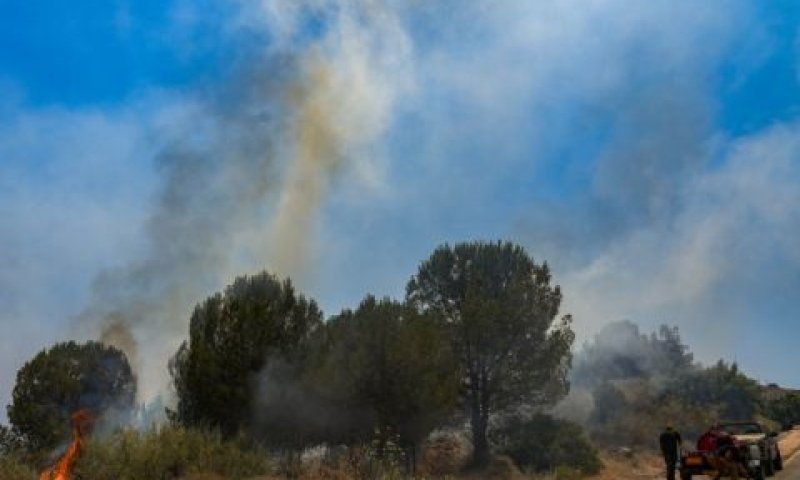 שרפה ליד רמות נפתלי כתוצאה משיגור מלבנון [צילום: אייל מרגולין/פלאש 90]