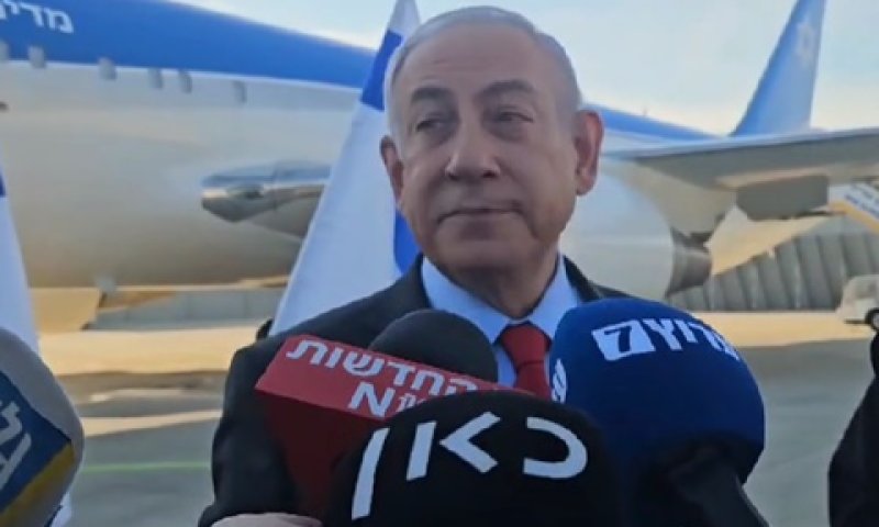 נתניהו בפתח המטוס, הבוקר [צילום: כאן חדשות]