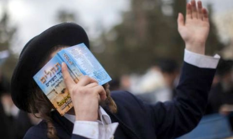 תפילה נגד גיוס חרדים על קבר הרב עובדיה יוסף [צילום: פלאש 90]