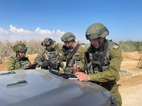 מפקד אוגדה 80 ומח"ט יואב בזירת הפיגוע [צילום: דובר צה''ל]