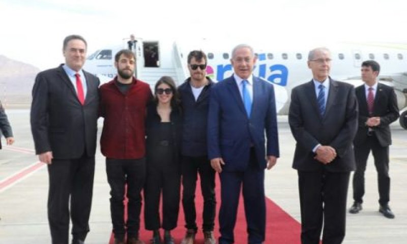 ראש הממשלה, השר כץ ושלושת ילדיה של רונה רמון בטקס חנוכת נמל התעופה רמון [צילום: ששון תירם]