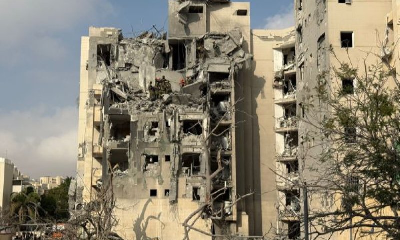 זירת פגיעת טיל אירני בבאר שבע [צילום: דוברות המשטרה]
