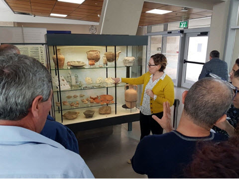 אוצרת התצוגה נוית פופוביץ מרשות העתיקות [צילום: עינת קאשי, רשות העתיקות]