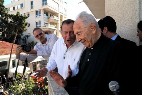 שמעון פרס ורון חולדאי בפתיחת הרחוב המחודש [צילום: באדיבות עיריית תל אביב-יפו]