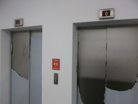 ציפוי דלתות המעליות בקומה 2- כבר נקרע