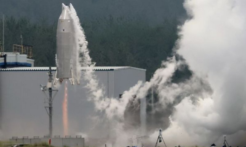 רכב הניסוי הרב-פעמי, הידוע בשם RV-X, נראה בשיגור ניסוי במרכז ניסויי הטילים נושירו של סוכנות החלל היפנית בנושירו [צילום: Naoki Kawano/Kyodo News/AP]