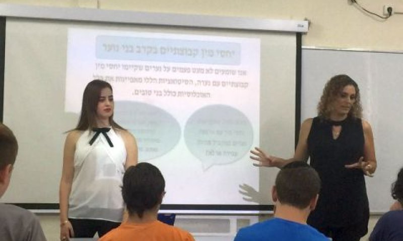 : הסטודנטיות למשפטים אושרת קירמה (מימין) וטניה שאער בעת הרצאתן בבית הספקר ליאו בק [צילום: מרכז אקדמי כרמל]