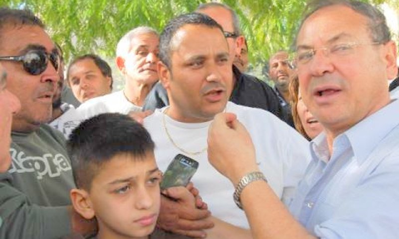 ראש-עיריית אשקלון בני מהצרי עם תושבים [צילום: פלאש 90]