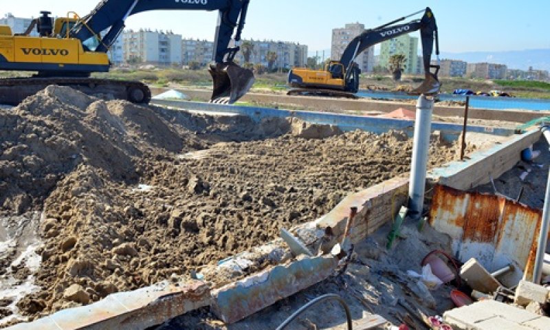 הריסת מתקני חוף כאן [צילום: צבי רוגר, עיריית חיפה]