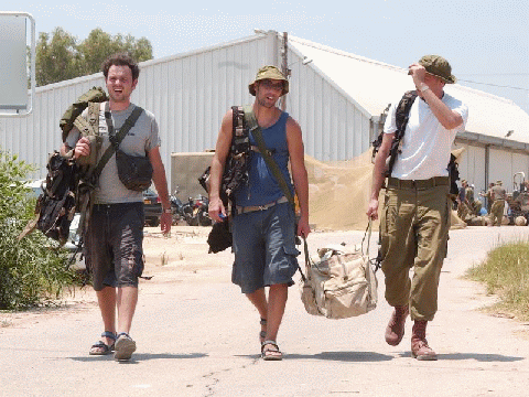 בשעות הבוקר החלו האזרחים להגיע לבסיסים ולימ"חים והחלו בהליך החיול. [צילום: דובר צה"ל]