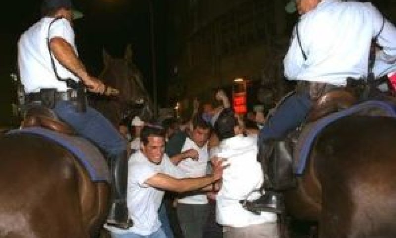 פרשי משטרה מדכאים הפגנה בירושלים ביום הרצח [צילום: אבי אוחיון/לע"מ]