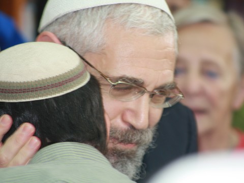 הרב אלון התקבל בחיבוקים על ידי כמאתיים תלמידים ותומכים [צילום: איציק וולף]