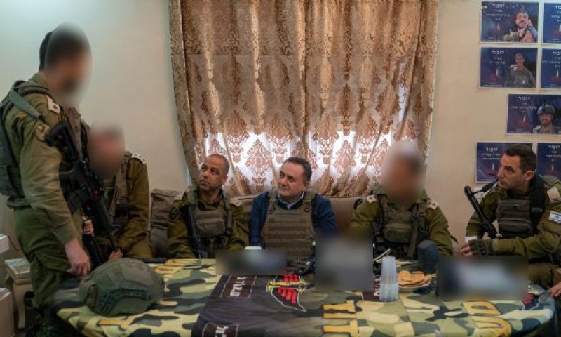 כ"ץ בטולכרם עם צמרת הפיקוד [צילום: אלעד מלכה]