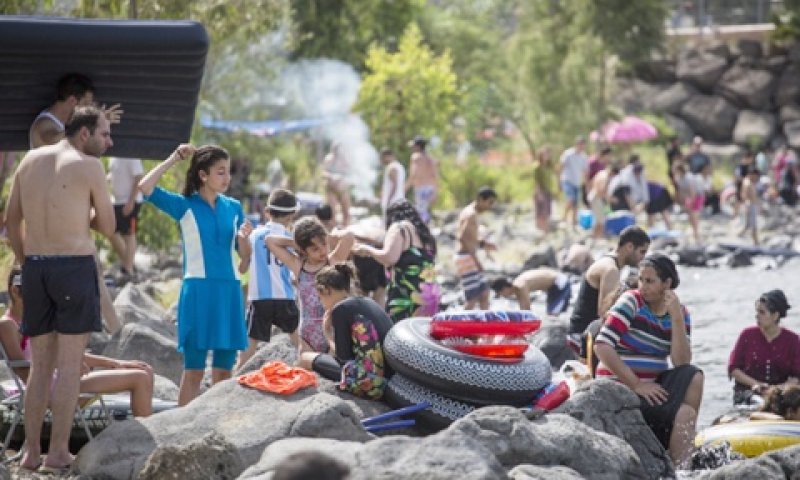 חופי הכנרת עמוסים במטיילים [צילום: הדס פרוש, פלאש 90]