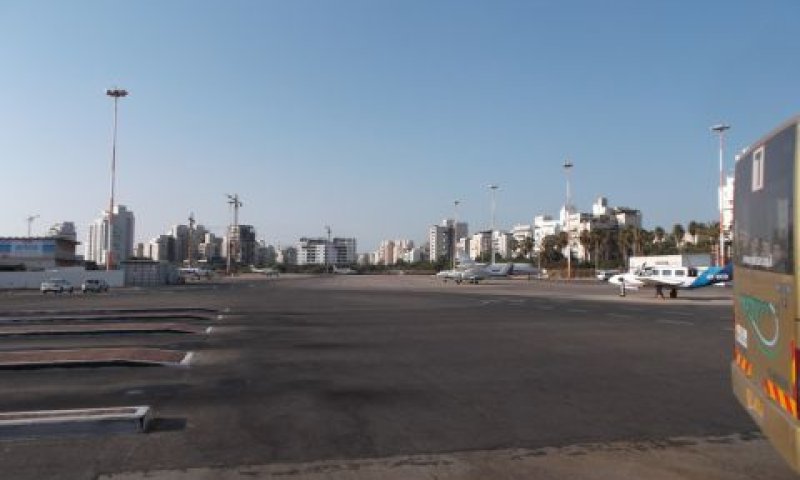 שדה דב. עיכוב בבנייה