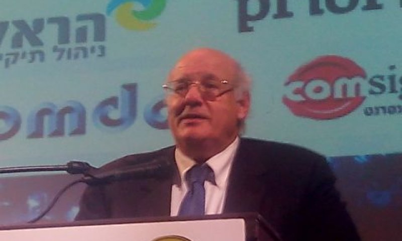 מלצר. "הם בני אדם"