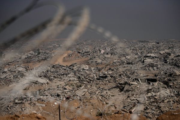 מבנים שנהרסו על ידי הצבא הישראלי נמצאים בהריסות, כפי שנראה מעמדה צבאית בשכונת שג'אעיה בעיר עזה [צילום: אוהד צוויגנברג/AP]