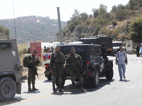 כוח צה"ל בדרך למעיין [צילום: מחמוד עיליאן/AP]