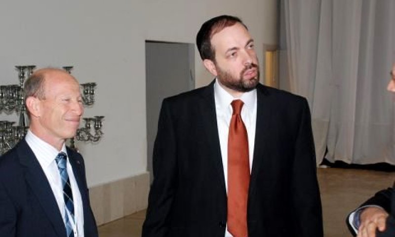 השר אריאל אטיאס ודורון שטיין יו"ר מגזר התיישבות בפירת [צילום: אורן זינר]