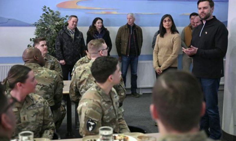 ואנס, ביקור בבסיס אמריקני בגרינלנד [צילום: AP]