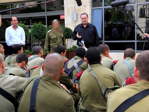 ישראל כ"ץ ומאיר חן מול חיילי האבטחה [ששון תירם]