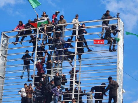 עזתים בדיר אל-בלח צופים לעבר במת שחרור החטופים [צילום: לפי סעיף 27א לחוק זכויות יוצרים]