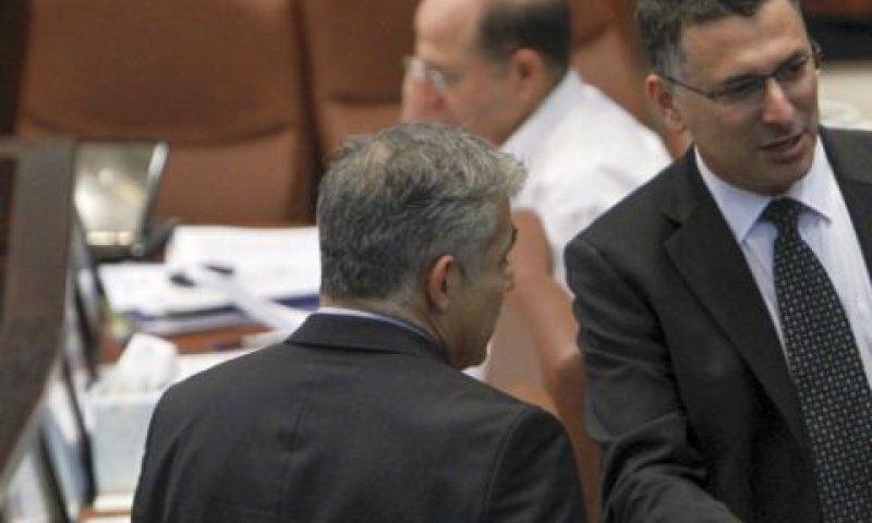 סער ולפיד. סיוע חרום מיידי [צילום: פלאש 90]
