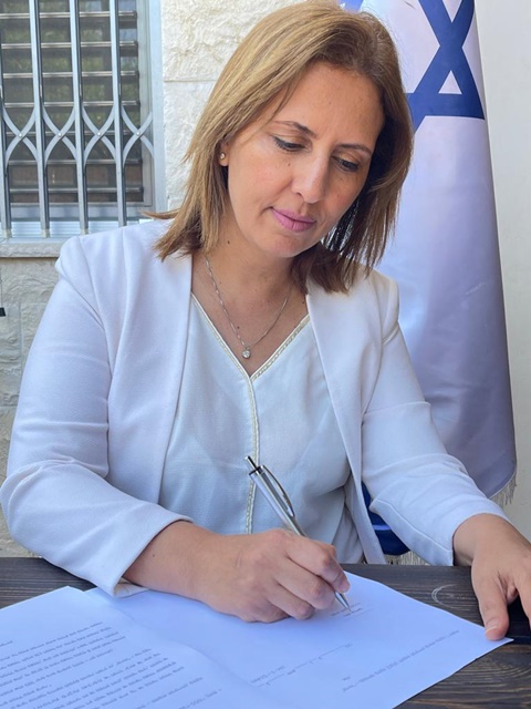 השרה גמליאל חותמת על התיקון לתקנות [צילום: המשרד להגנת הסביבה]