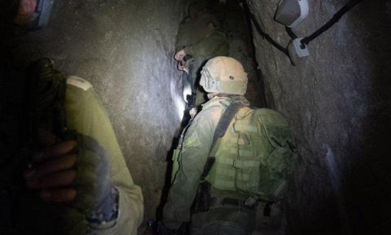 כוחותינו במנהרה ההתקפית [צילום: דובר צה''ל]