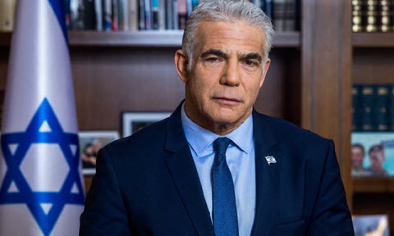 לפיד. יצא מהישיבה כדי לשוחח עם האמריקנים [צילום: יוסי אלוני/פלאש 90]