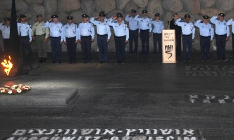 קציני המשטרה הבכירים באוהל יזכור ביד ושם [צילום: דוברות המשטרה]