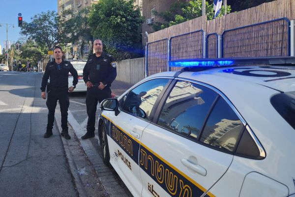 שוטרי תחנת גבעתיים [צילום: דוברות המשטרה]