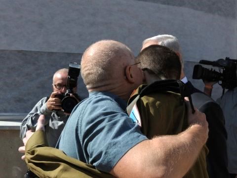 13:05- גלעד מקבל סוף-סוף חיבוק אוהב מאביו נועם [צילום: לע´´מ]