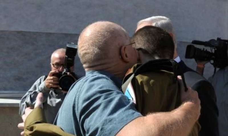 נועם וגלעד שליט נפגשים [צילום: לע&acute;&acute;מ]
