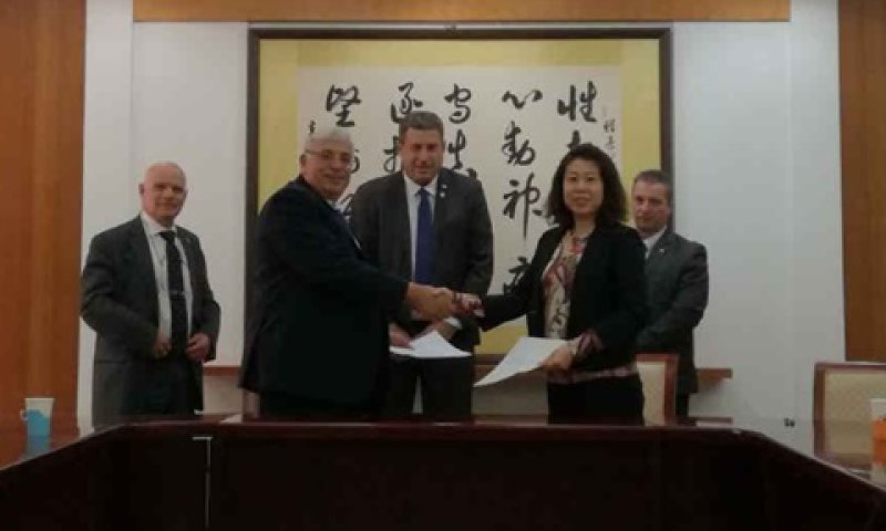 החתימה על ההסכם בסין [צילום: דוברות משרד החקלאות]