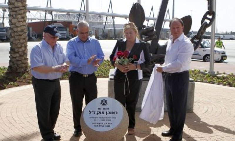 ראשי הנמל עם אלמנתו של צוק בטקס [צילום: יניב וקנין]