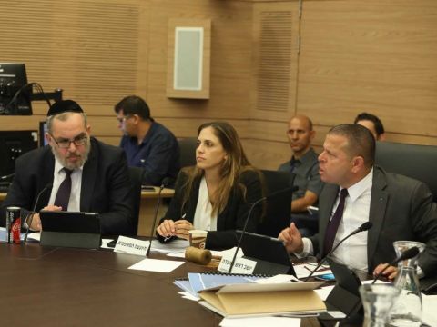 איתן כבל ויעקב אשר עם מנכ"ל משרד התחבורה קרן טרנר-אייל [צילום: דוברות הכנסת]