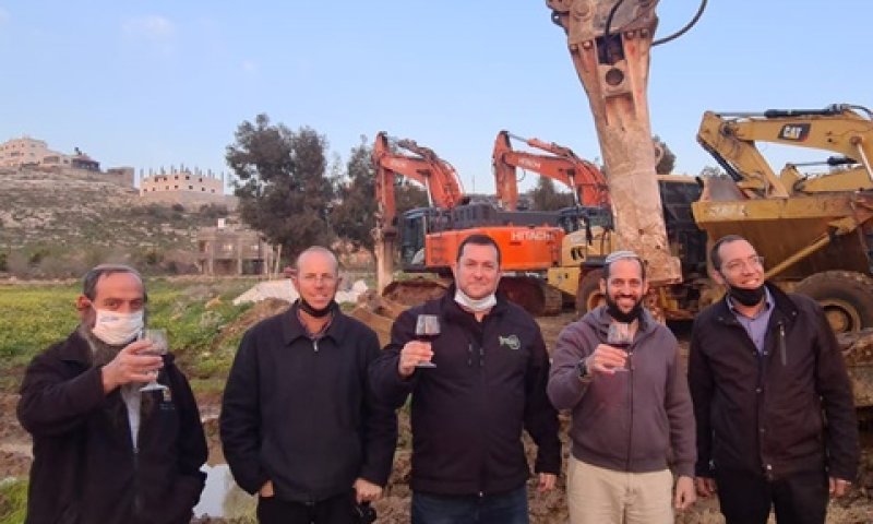 ראש מועצת השומרון באתר סלילת הכביש [צילום: רועי חדי]