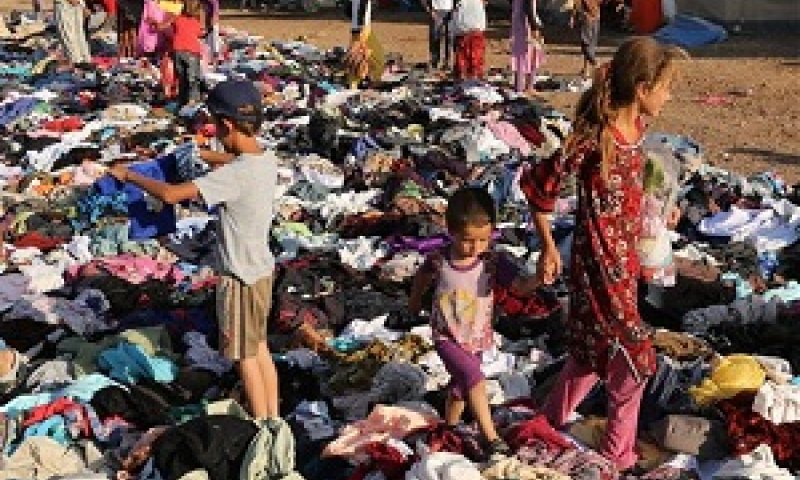 סיוע הומניטרי. בוחרים בגדים [צילום: AP]