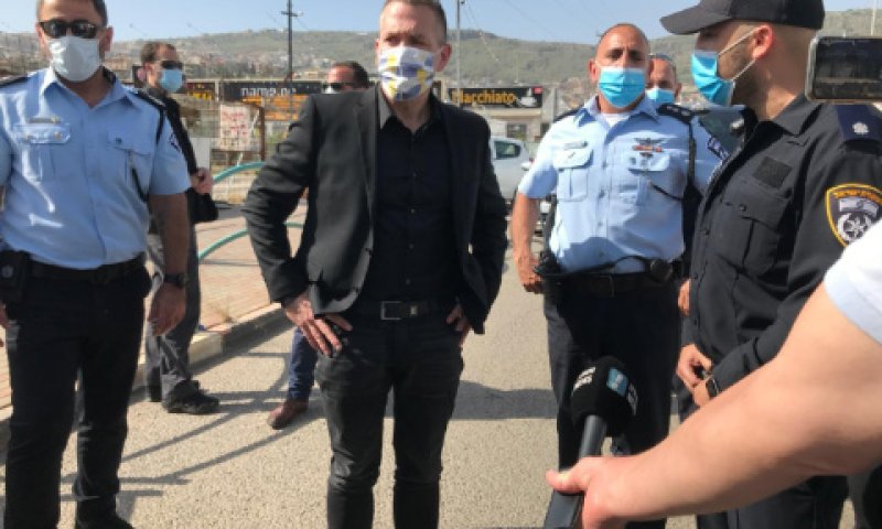 ארדן מסייר עם פיקוד המשטרה