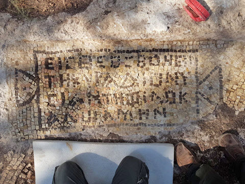 עבודות שימור הכתובת באתר [צילום: ראלב אבו דיאב, רשות העתיקות]