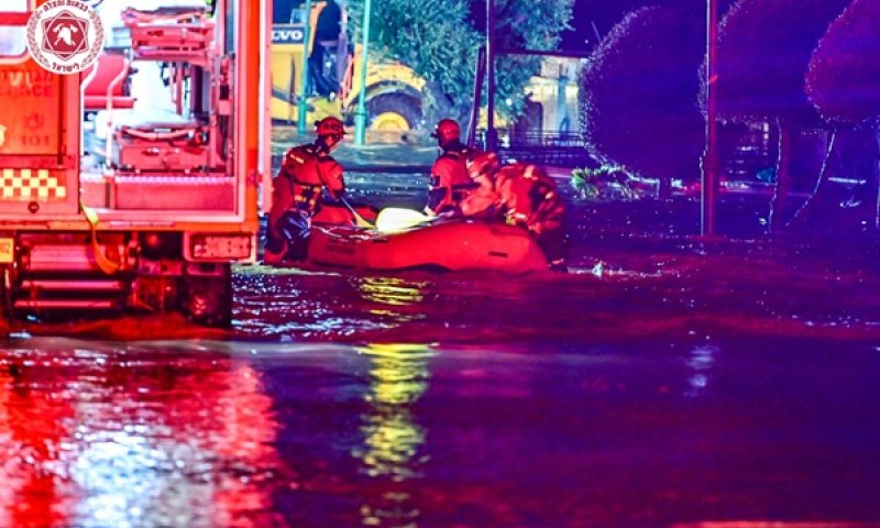 פעולות לחילוץ לכודים בהצפות בדרום [צילום: דוברות כיבוי והצלה]